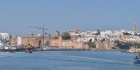 Panorama 2 oudayas avec quais et port a gauche et barque au milieu.jpg