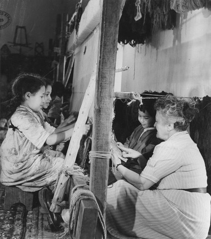 rabat-atelier-ecole-des-tapis-oudaias-1947. CREATOR: gd-jpeg v1.0 (using IJG JPEG v62), quality = 75