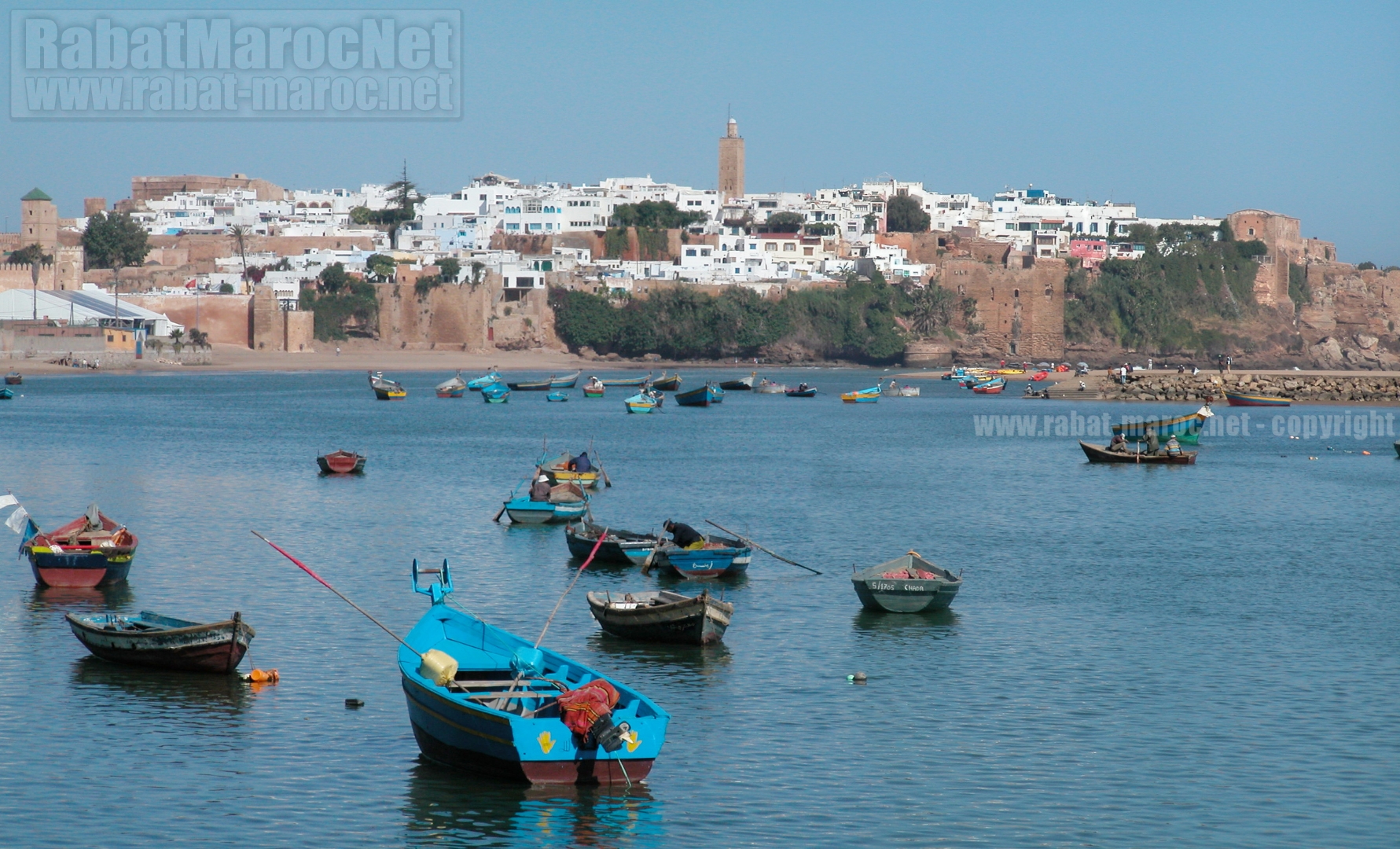 pecheurs dans leur barques bouregreg sur fond oudayas 2004