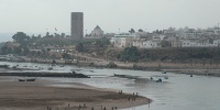 2004 - Marée basse, le chenal est étroit. La berge rive gauche de Rabat a reculé de plusieurs dizaines de mètres : les barques accostent directement sur le sable.  L'avenue El Marsa est à l'aplomb des falaises du Mellah, sans terre-plein.