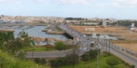 La marina pas encore achevée, et toujours là le pont Moulay Hassan encore en activité, mais à côté on prépare le nouveau pont, le pont Hassan II.