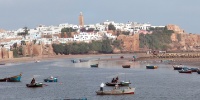 On remarque les célèbres tentures dressées au dessus des barcasses pour protéger du soleil et qui ont longtemps fait le succès touristique des barcassiers. Certains guides ont surnommé Rabat-Salé la "Venise rouge" du Maroc.