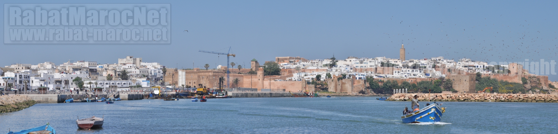 Panorama 2 oudayas avec quais et port a gauche et barque au milieu