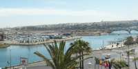 La marina Bouregreg de Rabat Salé. Elle peut accueillir des bateaux de 30 mètres, ce qui en fait une escale indispensable pour les bateaux naviguant vers les côtes Africaines. Sa réalisation a débuté en 2006 et a été achevée en 2008 après deux bonnes années de travaux. Pour l'instant, 240 anneaux, mais une extension prochaine est envisagée compte tenu du succès de la marina. La marina est le prolongement naturel des quais de Rabat, elle constitue bien une oeuvre commune des deux cités.
