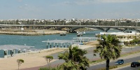 Le pont Hassan II de l'architecte Mimram est une réalisation magnifique qui sied bien au décor majestueux du Bouregreg, de la Tour Hassan et de Bab Misra.