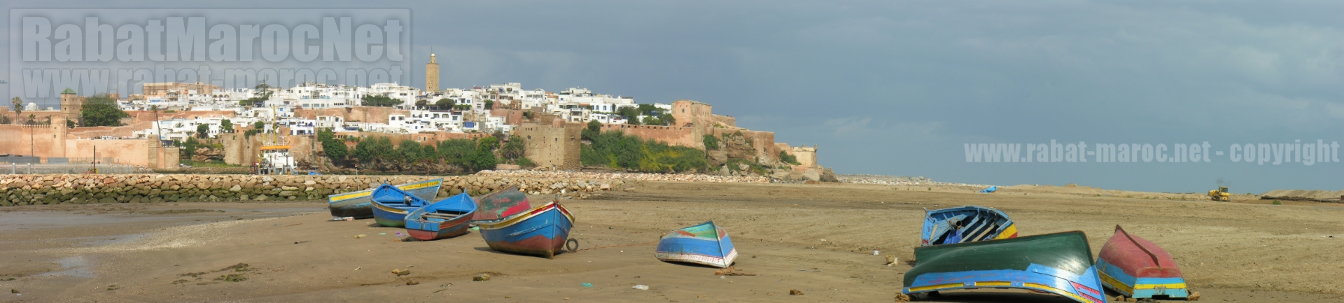 Panorama 22 Oudayas depuis bouregreg cote sale avec barque pecheurs 1er plan bateau dragueur plan plus large non decoupe