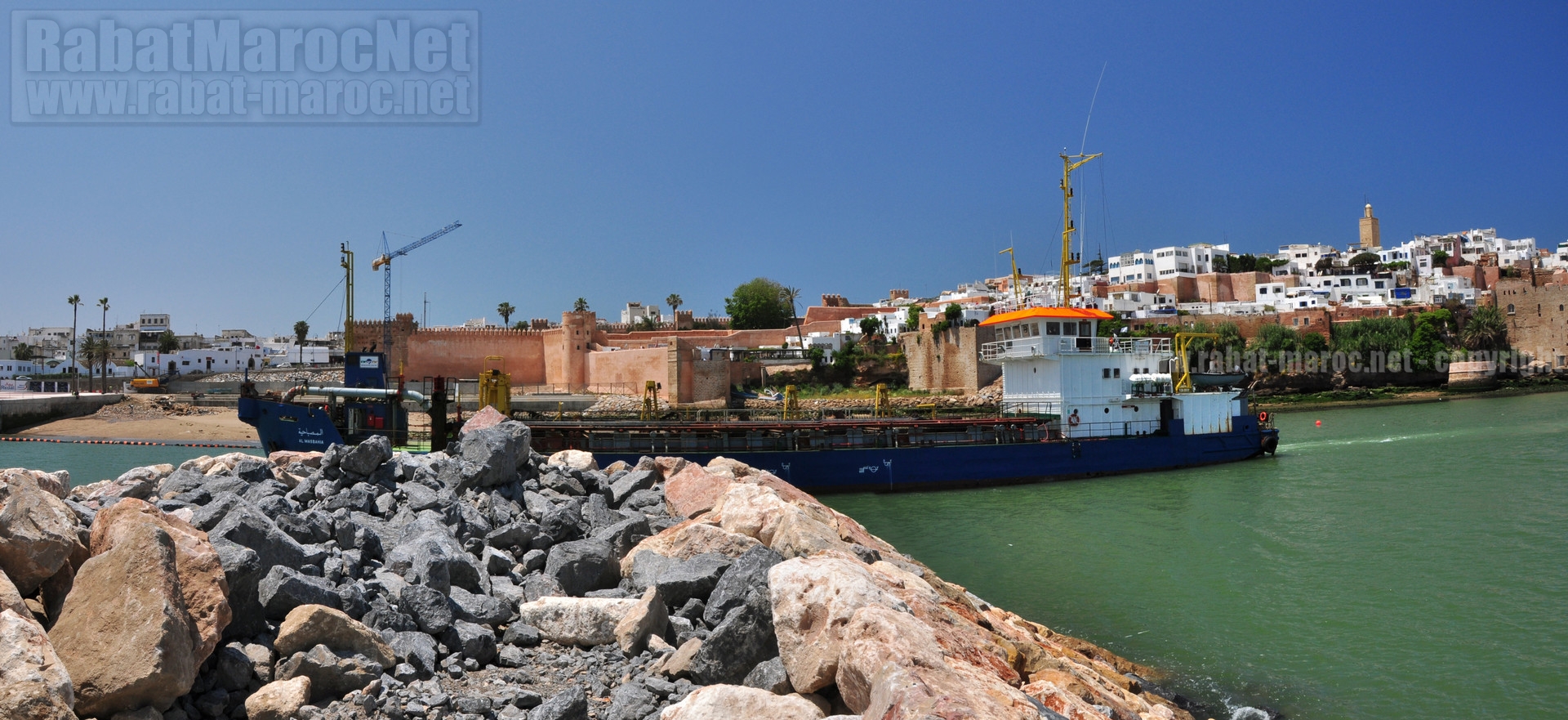 Panorama Le ALMABAHIAau bout de la jetee devant cafe maure