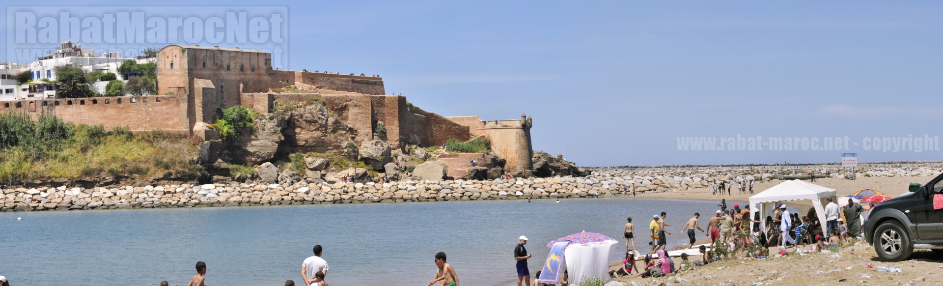 plage improvisee devant tour des pirates