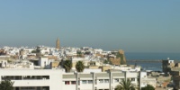 Mosquée El Kebir dans la médina et  Ecole Attawhid ( àl'intérieur de l'enceinte de la médina)- Au fond Bab Oudayas et mosquée Jemaa Atiqa, tour des pirates et l’entrepôt de Moulay Al Yazid.