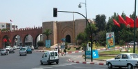 Bab Rouah et les trois portes (en fait des trouées dans la muraille almohade, une 4ème s'est ajoutée aux 3 existantes) qui donnent accès à l'avenue Moulay Hassan (anciennement avenue Moulay Hassan).