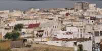 Vue sur le haut de la médina côté boulevard El Alou depuis la rue des Consuls. A droite le borj El Brija et le musée artisanal.