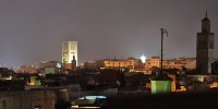 Les terrasses de la médina de nuit. L'éclairage au centre est celui du mausolée Mohammed V.