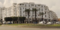 Place des Alaouïtes - gare rabat-ville - Bab Rouah et le tramway. En face l'hôtel Terminus et l'hôtel d'Orsay.