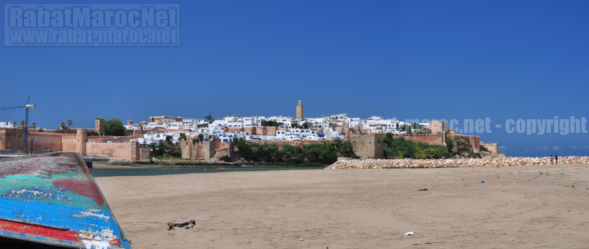 Panorama Berges et quais de Rabat a partir des  bergs de Sale proue d'une barque bleue a gauche