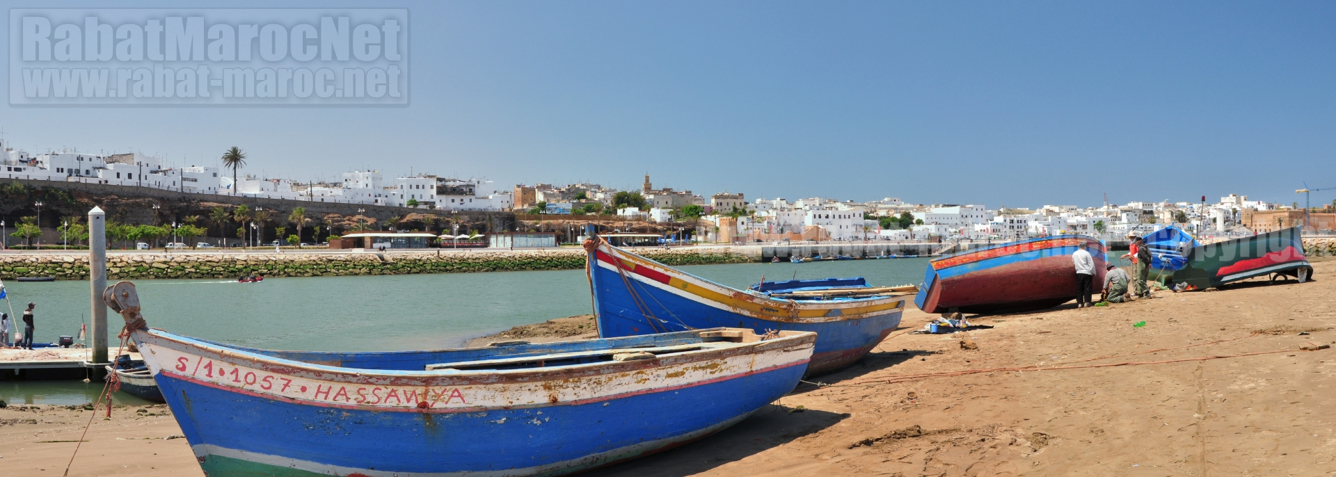 barques sur plage de rabat mellah nouveaux quais