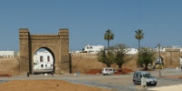 Bab el-Mrissa ou Bab Lamrissa est une porte qui se trouvait comme son nom l'indique au contact de l'oued, c'était bien une porte maritime. Dépouillée et sobre, Bab el-Mrissa est l'une des deux portes monumentales bâties au XIIIème siècle par les mérinides et donnant accès à un arsenal maritime situé derrière les remparts, à l'emplacement actuel du quartier du Mellah. Les travaux d'aménagement du Bouregreg ont permis de remettre en valeur ce magnifique monument de l'époque mérinide. Le nom officiel qui lui a été attribué lors du classement en monument historique est Bab Mellah.